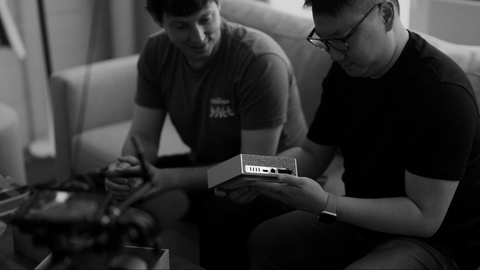 AI 研究人员手持 DGX Spark